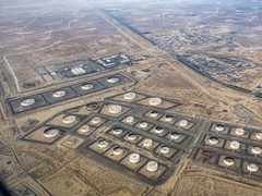 تقرير: خفض إنتاج النفط في الكويت و"القوة القاهرة" في قطر يضغطان على أسواق الطاقة