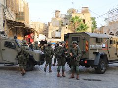 الاحتلال يحتجز مواطنين ويحولا منزلا لثكنة عسكرية في قصرة جنوب نابلس