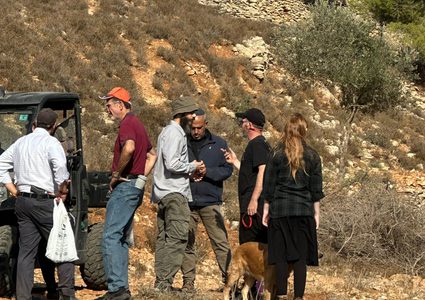 مستوطنون يستولون على ممتلكات لمواطنين في تجمع "خلة السدرة" قرب مخماس