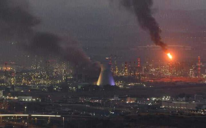 حزب الله يعلن استهداف مصفاة حيفا بسرب من المسيرات الإنقضاضية