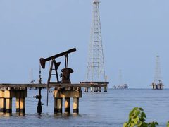 أسعار النفط ترتفع.. ومجموعة السبع تؤيد اللجوء للنفط الاحتياطي