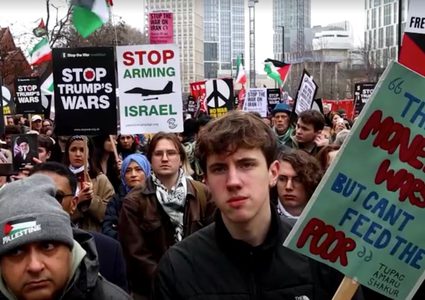 آلاف المحتجين ينددون بقصف إيران أمام السفارة الأمريكية في لندن