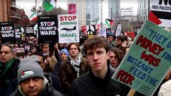 آلاف المحتجين ينددون بقصف إيران أمام السفارة الأمريكية في لندن