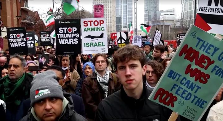 آلاف المحتجين ينددون بقصف إيران أمام السفارة الأمريكية في لندن