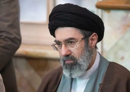 مجتبى خامنئي يتولى منصب المرشد الأعلى لإيران خلفًا لوالده