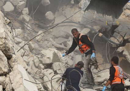 شهيد ومصابون جراء إلقاء طائرة للاحتلال قنبلة على مجموعة من المواطنين بحي الزيتون