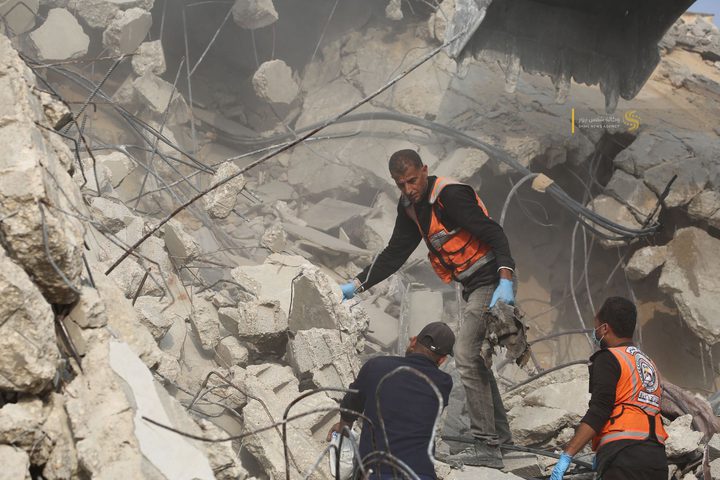 شهيد ومصابون جراء إلقاء طائرة للاحتلال قنبلة على مجموعة من المواطنين بحي الزيتون