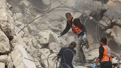 شهيد ومصابون جراء إلقاء طائرة للاحتلال قنبلة على مجموعة من المواطنين بحي الزيتون