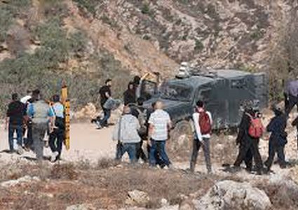 اعتقال طفل وإصابتان باعتداء مستوطنين في مسافر يطا جنوب الخليل