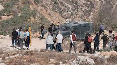 اعتقال طفل وإصابتان باعتداء مستوطنين في مسافر يطا جنوب الخليل