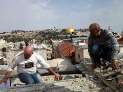 بلدية الاحتلال تجبر مقدسياً على هدم منزله ذاتياً في بيت حنينا