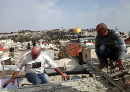 بلدية الاحتلال تجبر مقدسياً على هدم منزله ذاتياً في بيت حنينا