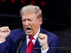 ترامب يطالب إيران بإزالة أي ألغام بمضيق هرمز