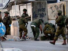 إصابة أربعة مواطنين باعتداء جنود الاحتلال عليهم بالضرب في طمون جنوب شرق طوباس