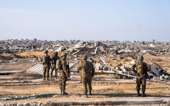 الاحتلال ينسف منازل شرق غزة وغارات جوي وقصف مدفعي بخان يونس ودير البلح