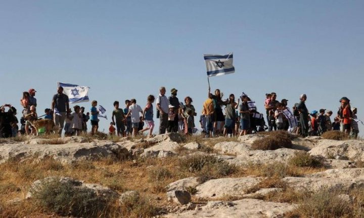 مستوطنون يقيمون موقعاً استيطانياً جديداً على جبل عيبال في نابلس