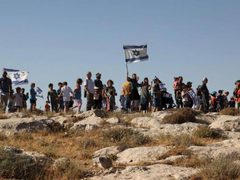 مستوطنون يقيمون موقعاً استيطانياً جديداً على جبل عيبال في نابلس