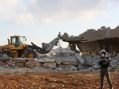 الاحتلال يزيل ويستولي على 6 خيام تأوي عدد من العائلات في الخليل