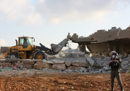 الاحتلال يزيل ويستولي على 6 خيام تأوي عدد من العائلات في الخليل