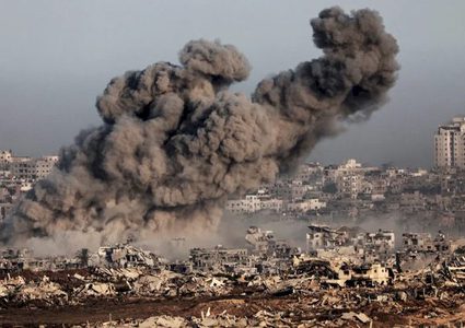 غارات جوية داخل وخارج الخط الأصفر بغزة وقصف مدفعي وسط وجنوب القطاع