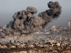 غارات جوية داخل وخارج الخط الأصفر بغزة وقصف مدفعي وسط وجنوب القطاع