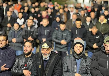 مقدسيون يؤدون العشاء والتراويح قرب باب الساهرة بالقدس المحتلة