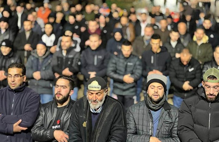 مقدسيون يؤدون العشاء والتراويح قرب باب الساهرة بالقدس المحتلة