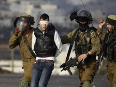 الاحتلال يعتقل ٤ مواطنين من بلدة الخضر