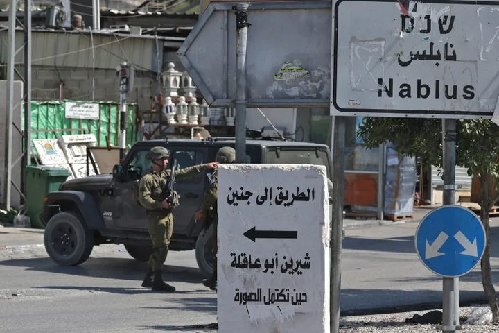 الاحتلال يغلق طرقا في نابلس