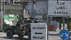 الاحتلال يغلق طرقا في نابلس