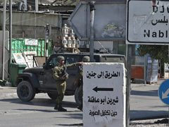 الاحتلال يغلق طرقا في نابلس