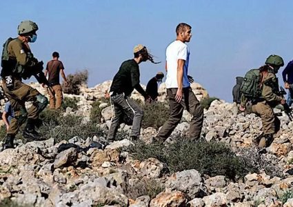 مستوطنون يقتحمون تجمع حمصة الفوقا بالأغوار الشمالية ويعتدون على المواطنين