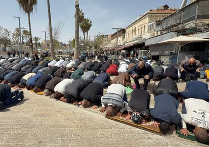 المقدسيون يؤدون صلاة الجمعة الأخيرة من رمضان على مقربة من الأقصى