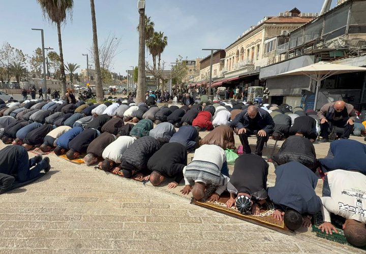 المقدسيون يؤدون صلاة الجمعة الأخيرة من رمضان على مقربة من الأقصى