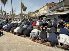 المقدسيون يؤدون صلاة الجمعة الأخيرة من رمضان على مقربة من الأقصى