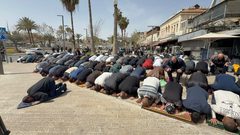 المقدسيون يؤدون صلاة الجمعة الأخيرة من رمضان على مقربة من الأقصى