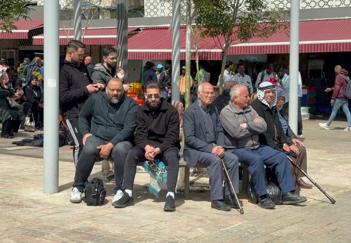 المقدسيون يؤدون صلاة الجمعة الأخيرة من رمضان على مقربة من الأقصى