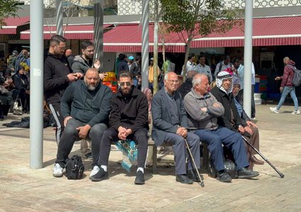 المقدسيون يؤدون صلاة الجمعة الأخيرة من رمضان على مقربة من الأقصى