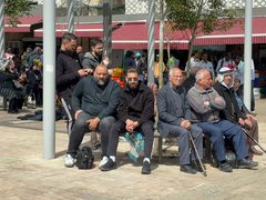 المقدسيون يؤدون صلاة الجمعة الأخيرة من رمضان على مقربة من الأقصى