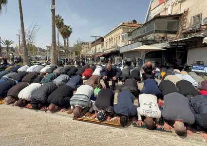 المقدسيون يؤدون صلاة الجمعة الأخيرة من رمضان على مقربة من الأقصى