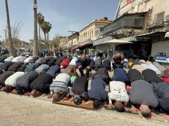 المقدسيون يؤدون صلاة الجمعة الأخيرة من رمضان على مقربة من الأقصى