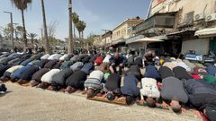 المقدسيون يؤدون صلاة الجمعة الأخيرة من رمضان على مقربة من الأقصى