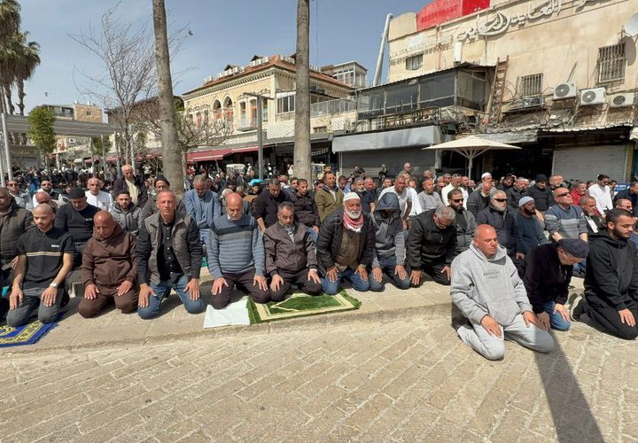 المقدسيون يؤدون صلاة الجمعة الأخيرة من رمضان على مقربة من الأقصى