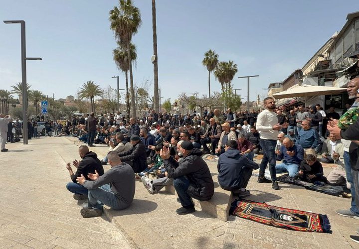 المقدسيون يؤدون صلاة الجمعة الأخيرة من رمضان على مقربة من الأقصى