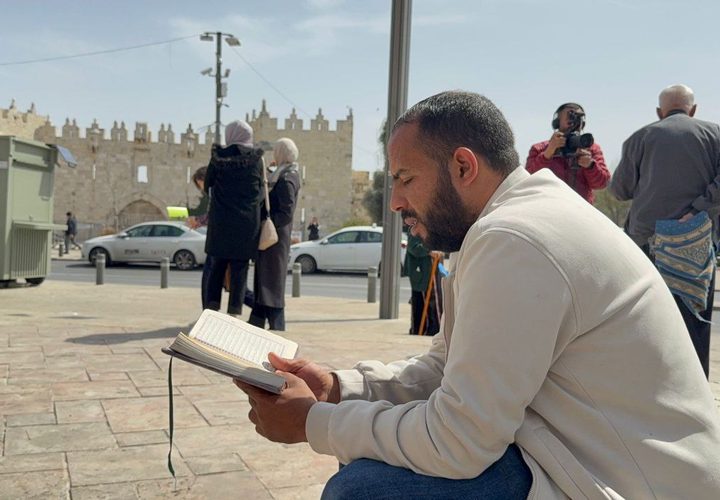 المقدسيون يؤدون صلاة الجمعة الأخيرة من رمضان على مقربة من الأقصى
