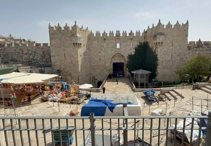 المقدسيون يؤدون صلاة الجمعة الأخيرة من رمضان على مقربة من الأقصى