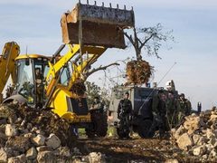 مستوطنون يشقون طريقا استيطانيا شمال شرق رام الله