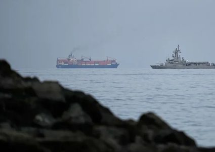 لماذا قد تشترط إيران الدفع باليوان للسماح بمرور النفط عبر "هرمز"؟