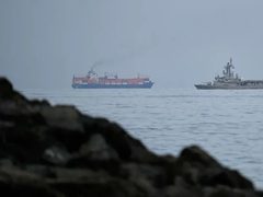 لماذا قد تشترط إيران الدفع باليوان للسماح بمرور النفط عبر "هرمز"؟