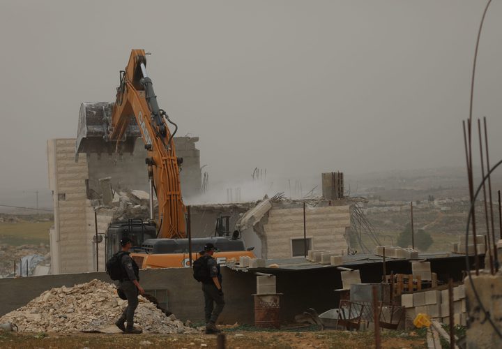 الاحتلال يجبر مواطنين على الإخلاء في دورا جنوب الخليل